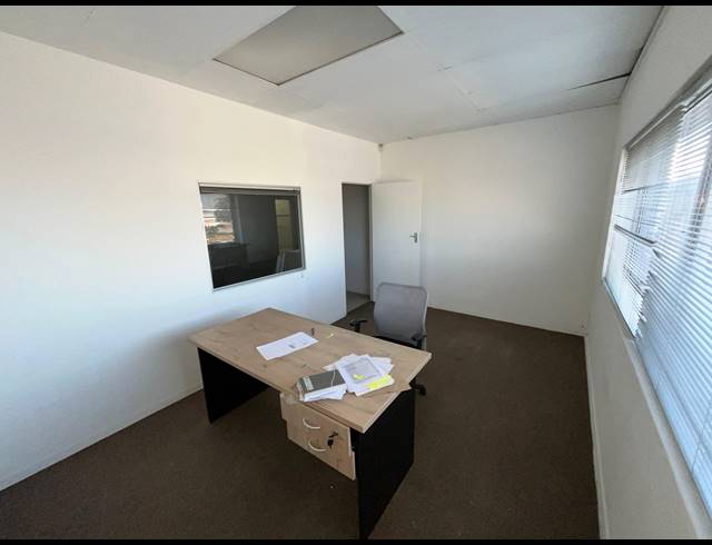 89M² OFFICE TO LET IN PARKLANDS